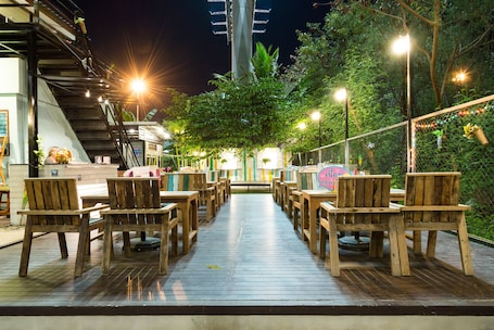 Breakfast, lunch, dinner served; Thai cuisine