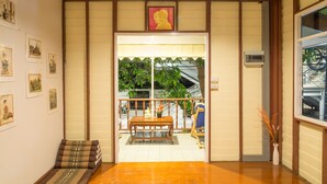 Une pièce de style japonais traditionnel, avec un sol recouvert de tatamis, une petite table en bois et un canapé.