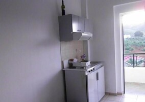 Refrigerador, placa de cocina, cafetera/tetera, utensilios de cocina