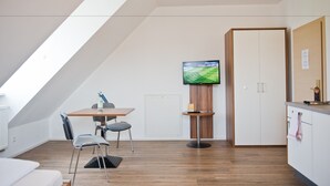 Leilighet – business, 1 soverom | Oppholdsområde | Flatskjerm-TV og filmkjøp