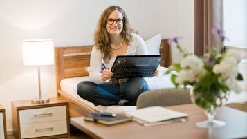 Businesshuoneisto, 1 makuuhuone | Ylelliset vuodevaatteet, työpöytä, ilmainen Wi-Fi, vuodevaatteet