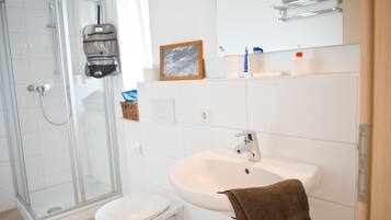 Businesshuoneisto, 1 makuuhuone | Kylpyhuone | Suihkun ja ammeen yhdistelmä, pyyhkeet