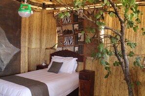 In-room safe, desk, iron/ironing board, wheelchair access - Dzibanana Lodge & Camping (Sepako)