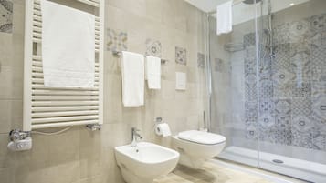 Deluxe-Doppelzimmer, 1 Queen-Bett, Balkon | Badezimmer | Dusche, kostenlose Toilettenartikel, Haartrockner, Hausschuhe