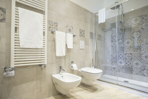 Habitació doble Deluxe, 1 llit de matrimoni, balcó | Bany | Dutxa, articles de tocador gratuïts, assecador de cabells i sabatilles 