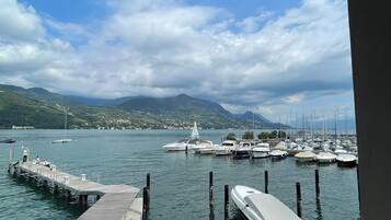Camera Superior con letto matrimoniale o 2 letti singoli, vista lago parziale | Vista dalla camera