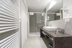 Bañera y ducha independientes, secador de pelo, pantuflas, bidet
