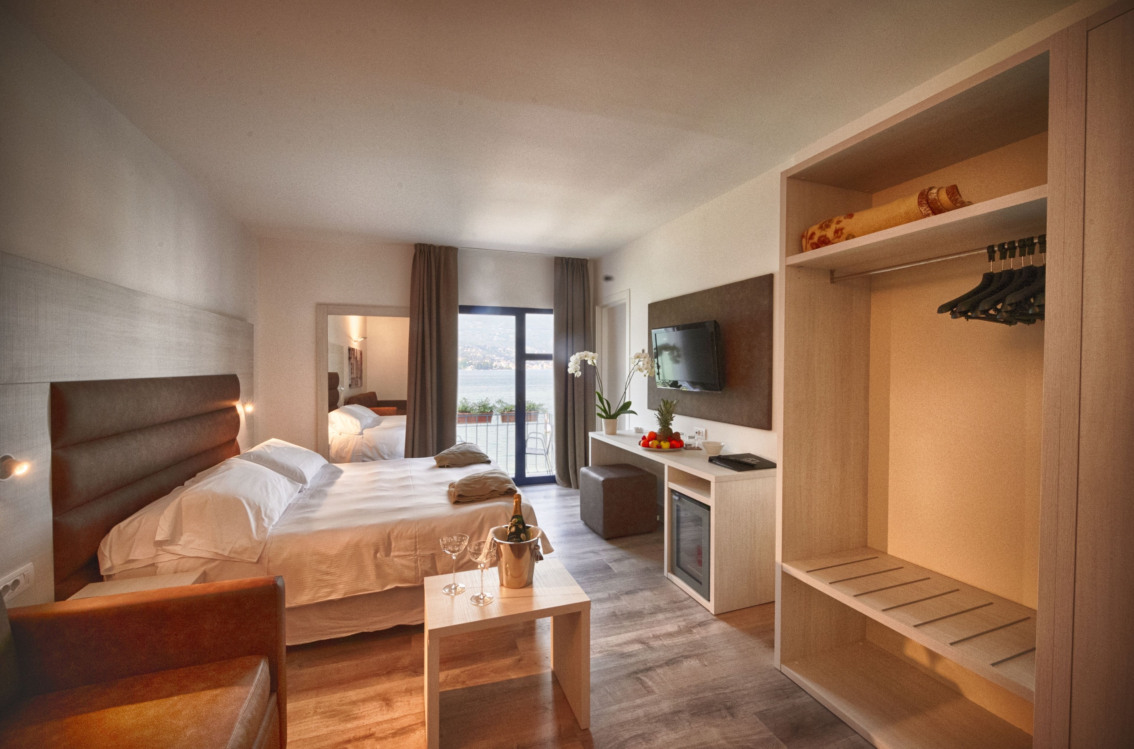 1 bedroom, premium bedding, down duvets, minibar