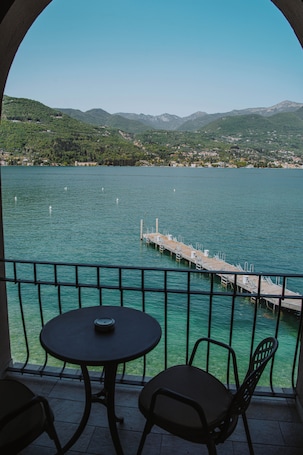 套房, 阳台, 湖景 | 客房景观