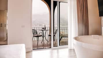 Suite, balkon, uitzicht op meer | 1 slaapkamer, luxe beddengoed, donsdekens, een minibar