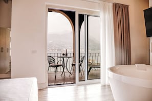 Suite, balcón, vistas al lago | Ropa de cama de alta calidad, edredones de plumas, minibar y caja fuerte