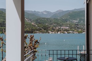 Habitació doble o amb dos llits individuals Deluxe, balcó, vistes al llac | Vista des de l'habitació