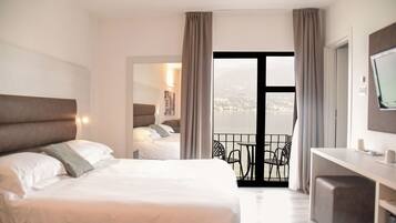 Ropa de cama de alta calidad, cubrecamas y minibar