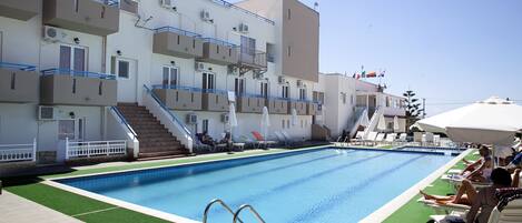 Außenpool, Sonnenschirme, Liegestühle