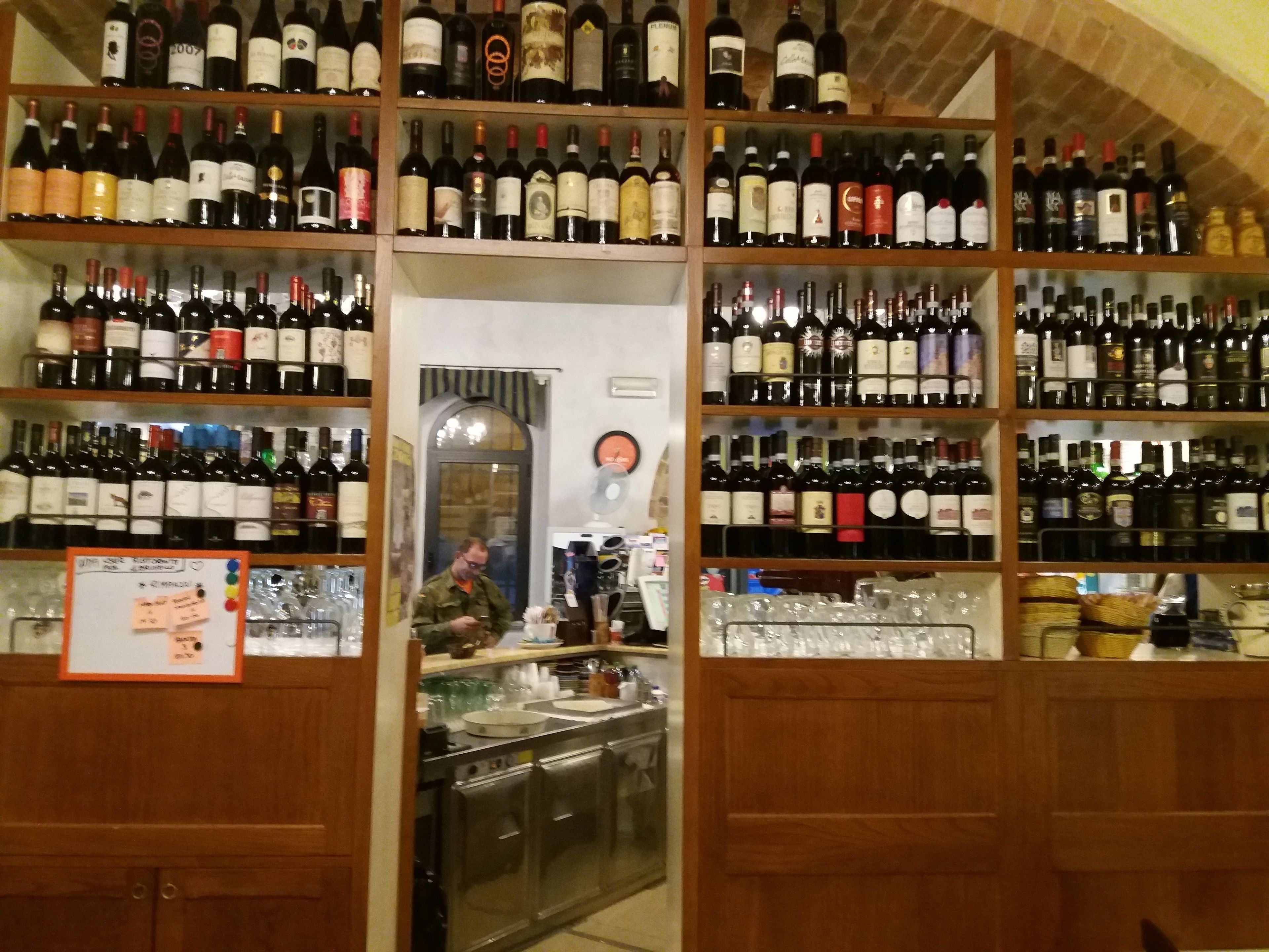 Se sirven almuerzos y cenas, restaurante con mesas al aire libre 