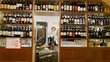 Lunch, dinner served; Italian cuisine, alfresco dining