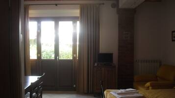 Premium bedding, in-room safe, desk, blackout drapes