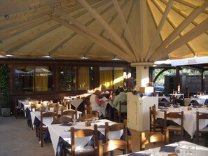 Mittagessen, Abendessen, italienische Küche, Speisen im Freien 