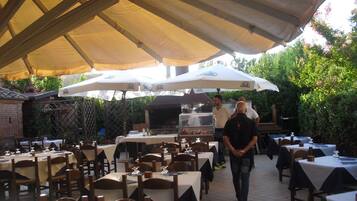 Lunch, dinner served; Italian cuisine, alfresco dining