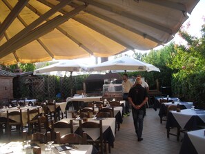 DĂźner et souper servis sur place, restaurant en plein air