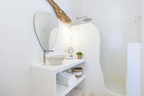 Deluxe Double Room | Bathroom | Free toiletries, hair dryer, bidet, towels