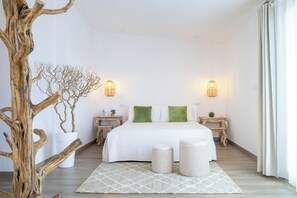 Junior Studio Suite, 1 King Bed, Bathtub | Minibar, in-room safe, blackout drapes, cribs/infant beds