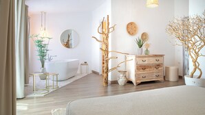 A modern bathroom with a bathtub, vanity, and a large mirror. - Hotel Ristorante S'Astore (Benetutti)