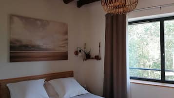 Comfort tweepersoonskamer, 1 tweepersoonsbed, uitzicht op meer | Luxe beddengoed, een bureau, een laptopwerkplek