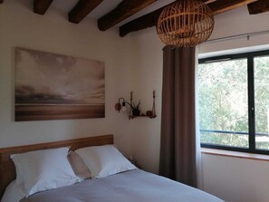Phòng đôi tiện nghi đơn giản, 1 giường đôi, quang cảnh hồ | Bộ đồ giường cao cấp, bàn, khu vực làm việc phù hợp cho laptop 