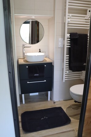 Comfort Double Room, 1 Double Bed, Lake View | Bathroom | Hair dryer, towels, soap, shampoo - La Petite Boire - chambres d'hôtes (Murs-Erigne)