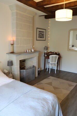 Comfort Suite, 2 Bedrooms | Premium bedding, desk, laptop workspace, blackout curtains - La Petite Boire - chambres d'hôtes (Murs-Erigne)