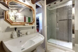 Basic Double Room, 1 Double Bed (Small Double) | Bathroom | Free toiletries, hair dryer, bidet, towels - LM Suite Spagna (Rome)