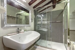 Minibar, individually decorated, individually furnished, desk - LM Suite Spagna (Rome)
