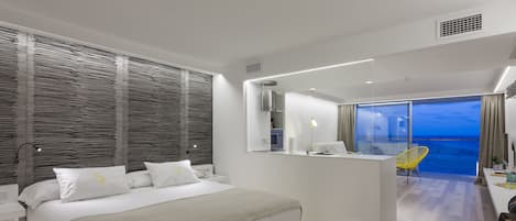 Suite, Terraza, vista al mar | Ropa de cama de alta calidad y minibar