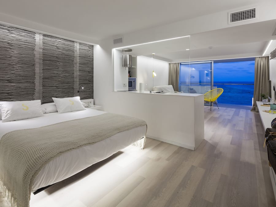 Ropa de cama de alta calidad y minibar