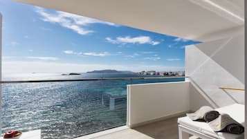 Suite, terrazzo, vista mare | Biancheria da letto di alta qualità, minibar, una cassaforte in camera