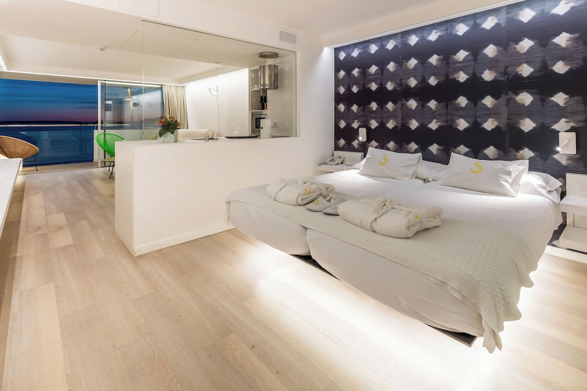 Executive-Suite, Terrasse, Meerblick | Hochwertige Bettwaren, Minibar, Zimmersafe, Verdunkelungsvorhänge