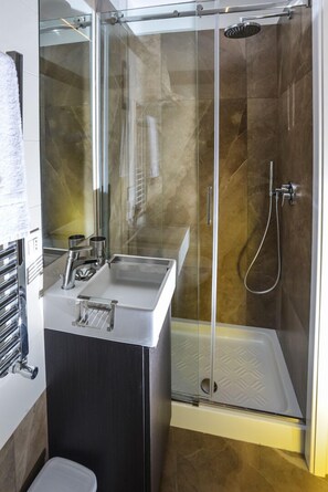 Shower, free toiletries, hair dryer, bidet - Click&Sleep (Naples)