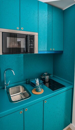 Frigorifero, microonde, piano cottura, macchina per tè/caffè