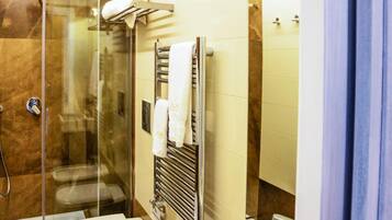 Douche, articles de toilette gratuits, sĂšche-cheveux, bidet