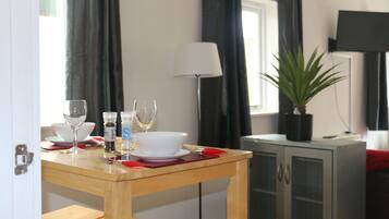 Superior Cottage, 2 Bedrooms, Kitchen, Ground Floor | In-room dining