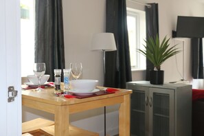 Superior Cottage, 2 Bedrooms, Kitchen, Ground Floor | In-room dining