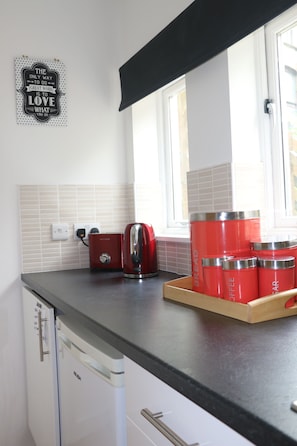 Superior Cottage, 2 Bedrooms, Kitchen, Ground Floor | Private kitchen | Fridge, microwave, oven, stovetop - Union House (St. Columb Major)