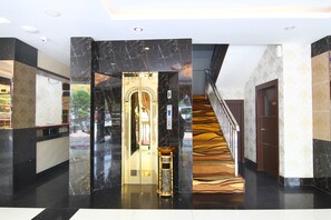 Staircase - Townhouse Oak Batam Near Grand Batam Mall (Batam)