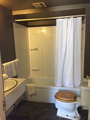 Free toiletries, towels - Robbie's Motel (Cache Creek)