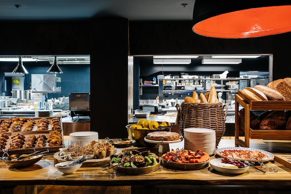 Petit déjeuner complet (42 AUD par personne)