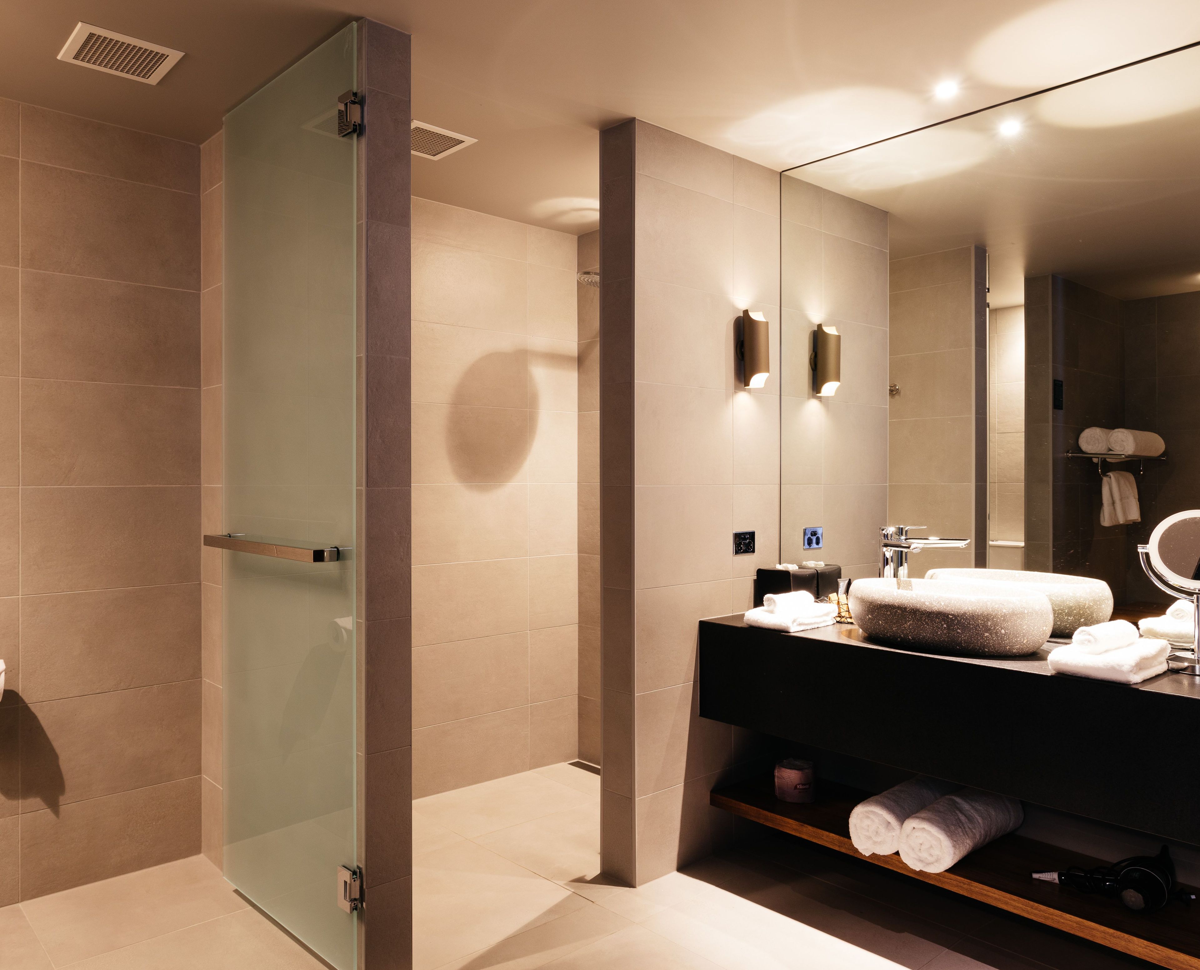 shower, rainfall showerhead, free toiletries, hair dryer