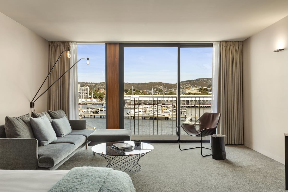 Quarto casal superior, 1 quarto, vista para o porto | Área de estar | TV de tela plana 55 polegadas com canais a cabo, TV, pisos aquecidos