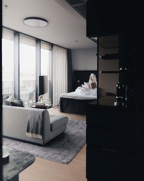 Suite junior | Ropa de cama de alta calidad, edredones de plumas, minibar y caja fuerte