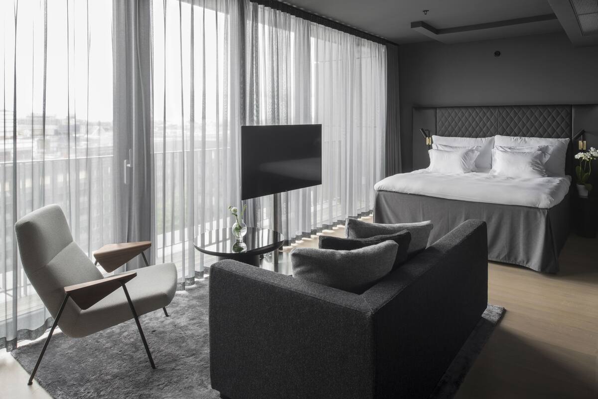 Suite – junior | Sengetøy av topp kvalitet, dundyner, minibar og safe på rommet
